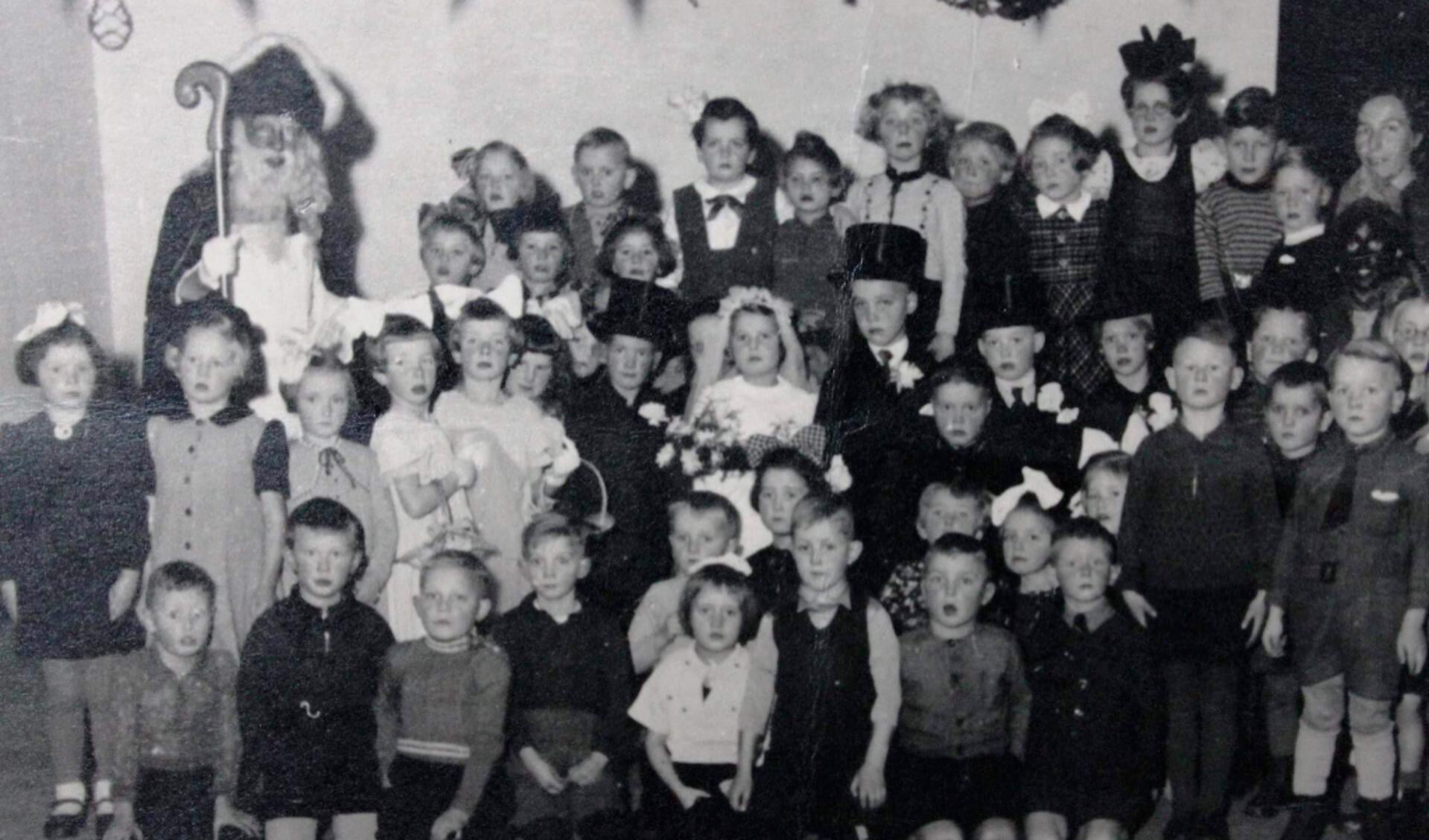 Sinterklaasfeest op Ten Hietbrink Bewaarschool, circa 1940. Foto: collectie Leo van der Linde