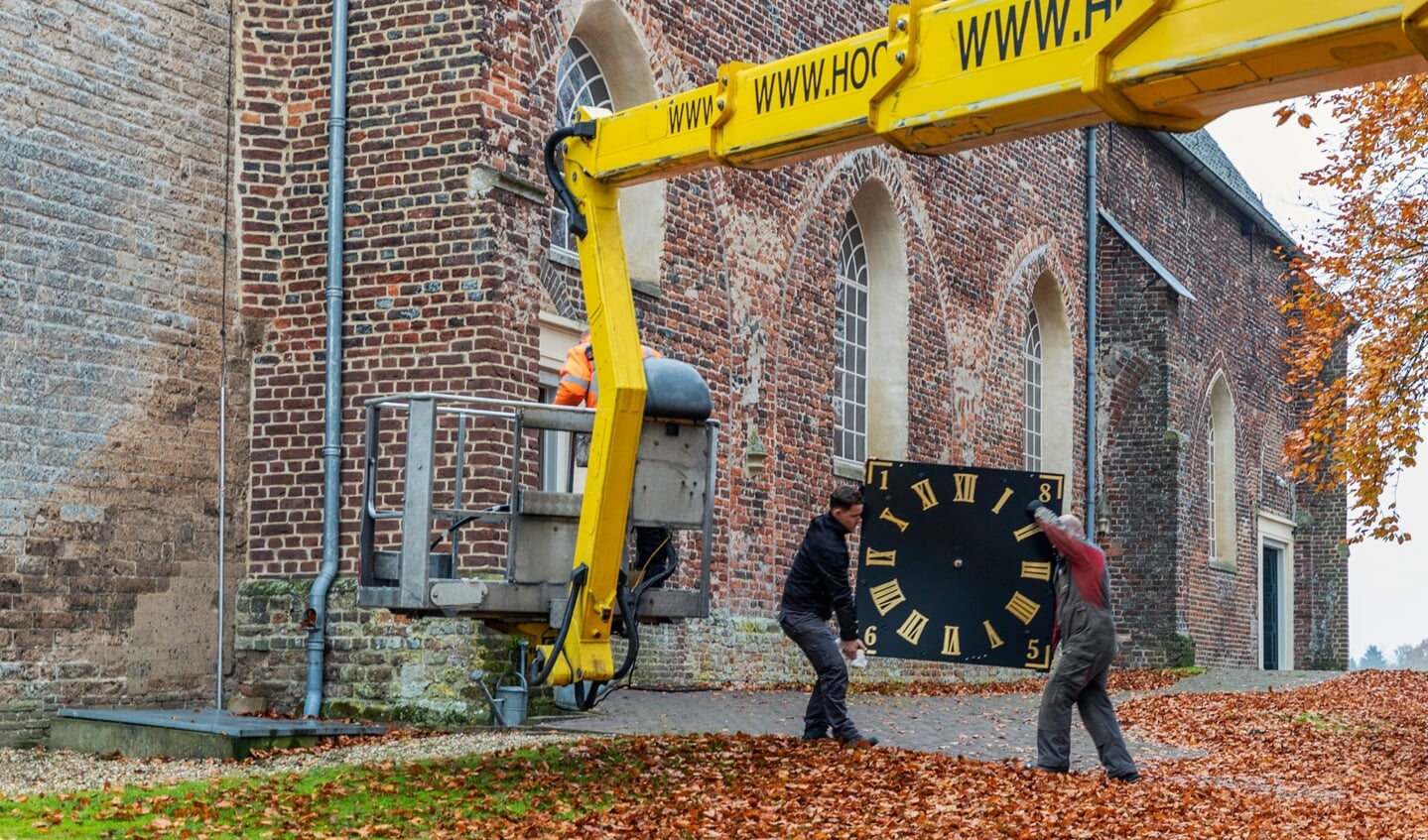 Het gerestaureerde uurwerk wordt met een hoogwerker omhoog gebracht. Foto: Ton Rothengatter