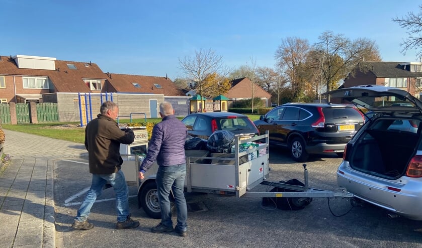 Vrijwilligers laden de spullen in. Foto: PR
