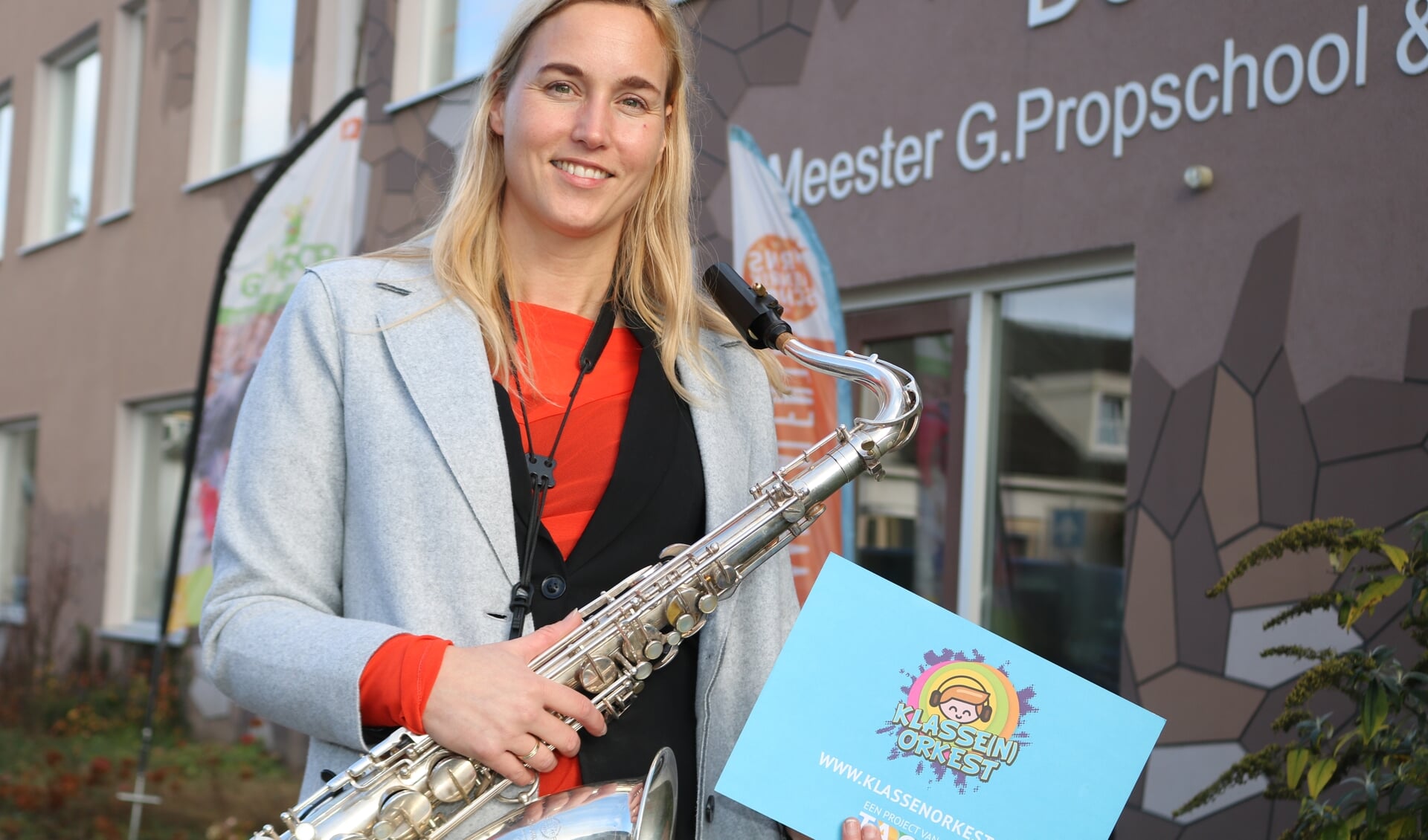 Petra Fust-van Holland met haar saxofoon en het certificaat voor iedere leerling die meedoet aan de MuziekGoLF. Foto: Arjen Dieperink