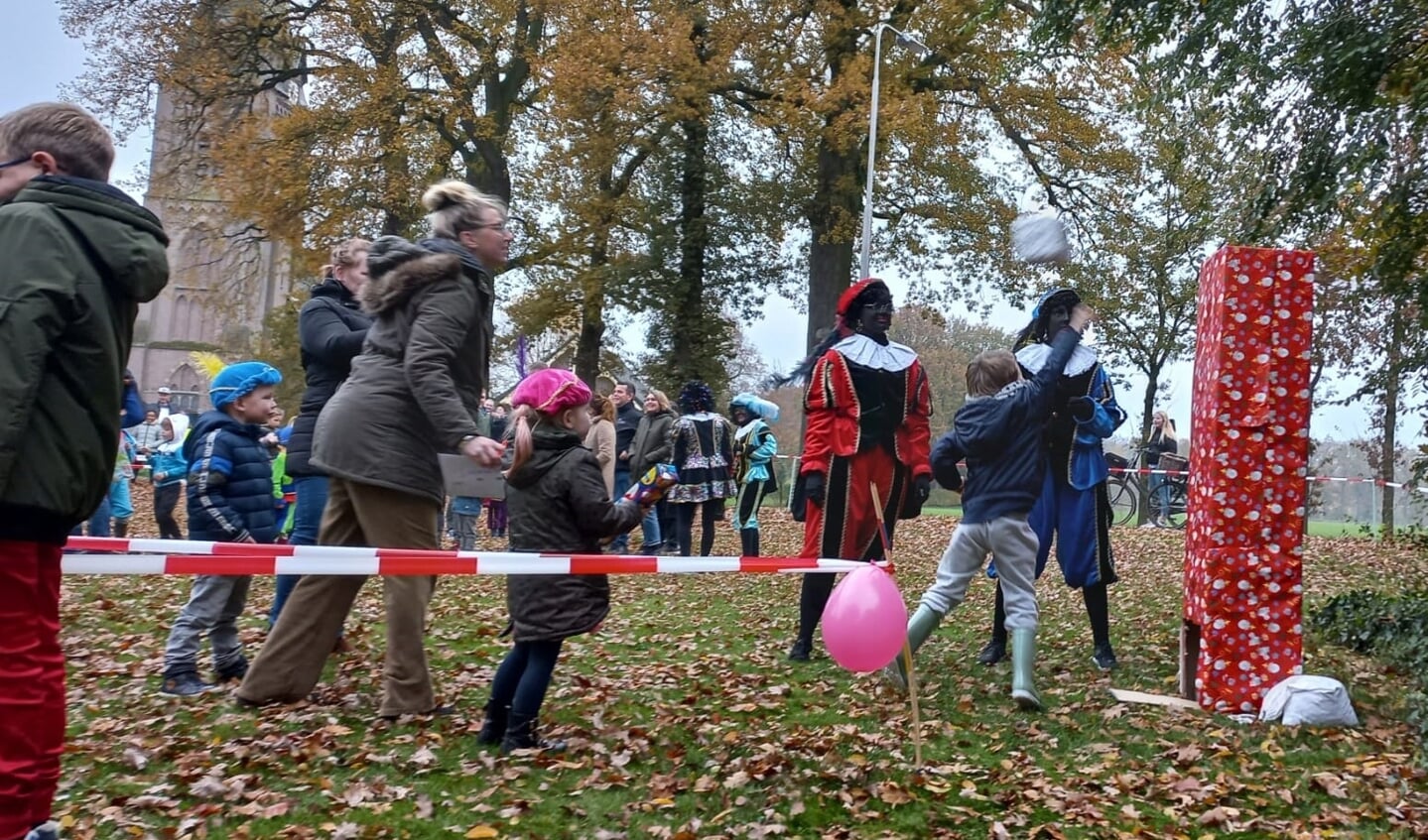 Sint-spelletjes spelen met spelletjespieten (en cadeautjes) in Ruurlo. Foto: PR