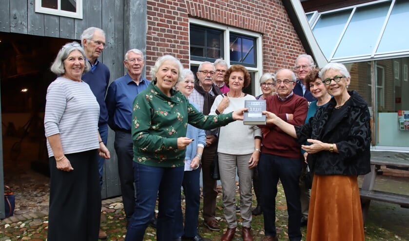De overhandiging van het dagboek. Foto: PR