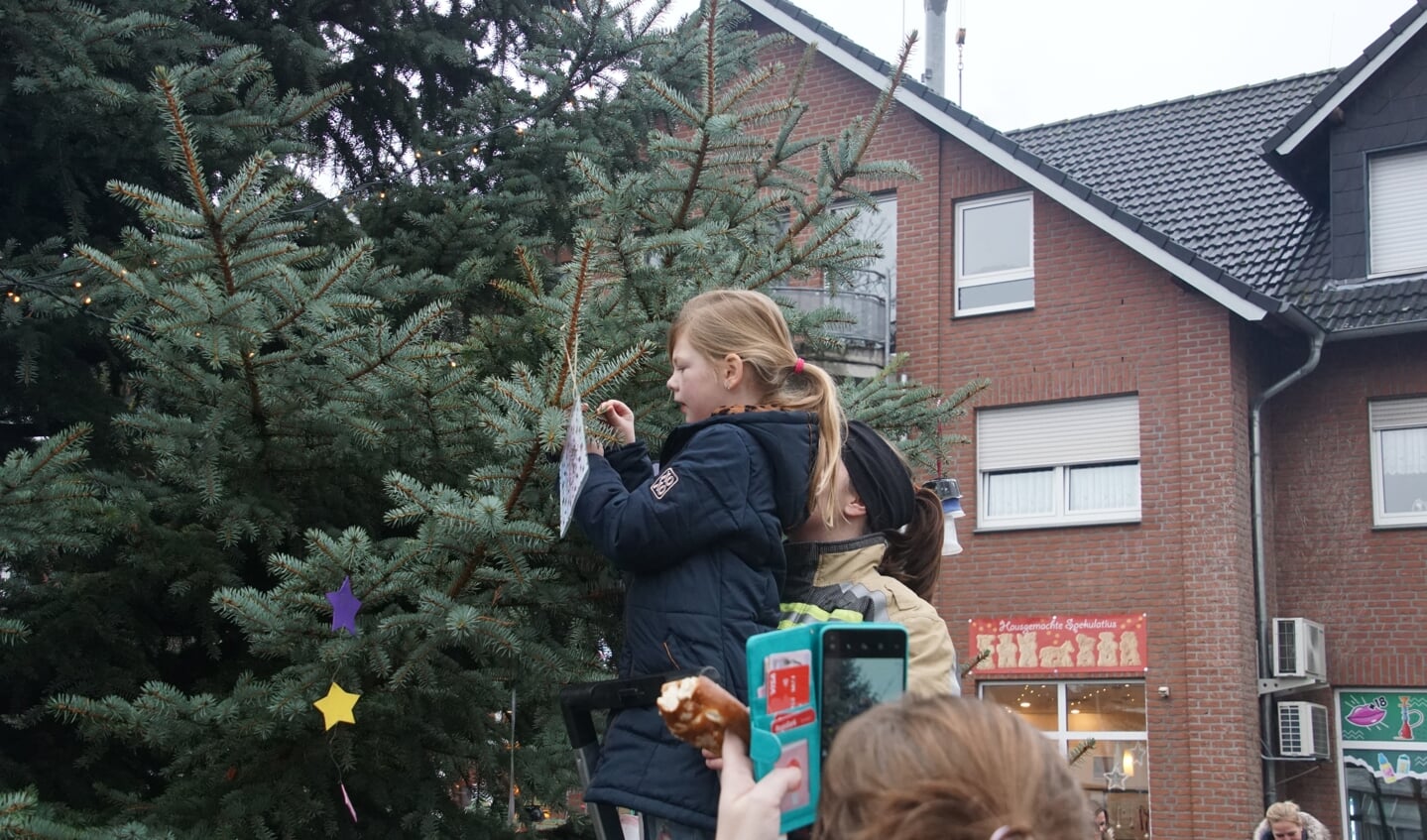 Een meisje druk bezig met het versieren van de Tannenbaum. Foto: Frank Vinkenvleugel