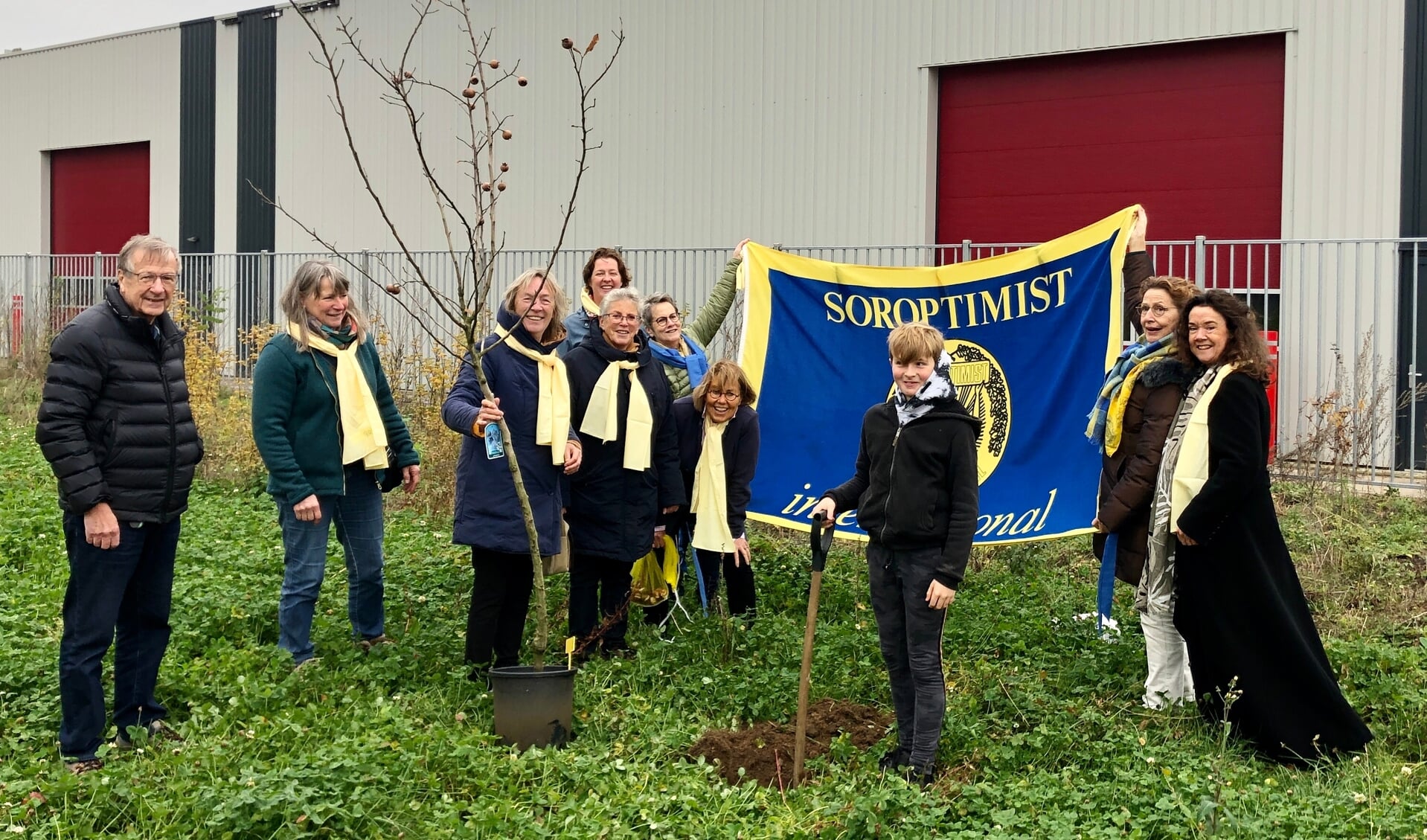 Soroptimisten planten drie bomen bij Sealing Valley in het bijzijn van eigenaar Hans Beele. Foto: PR