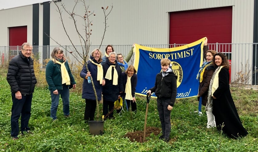 Soroptimisten planten drie bomen bij Sealing Valley in het bijzijn van eigenaar Hans Beele. Foto: PR