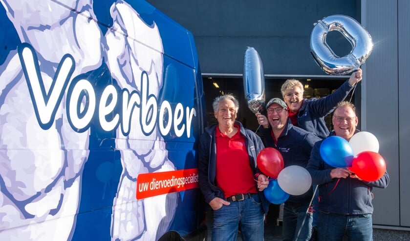 <p>Team De Voerboer bij de bus. Hans, Gerben, Monique en Hans. Foto: Sanne Wevers</p>