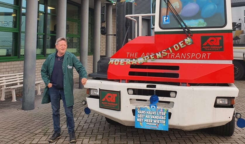 <p>Hans Hanselman bij zijn versierde terminal trekker. Foto: Aloys Roemaat Transport</p>