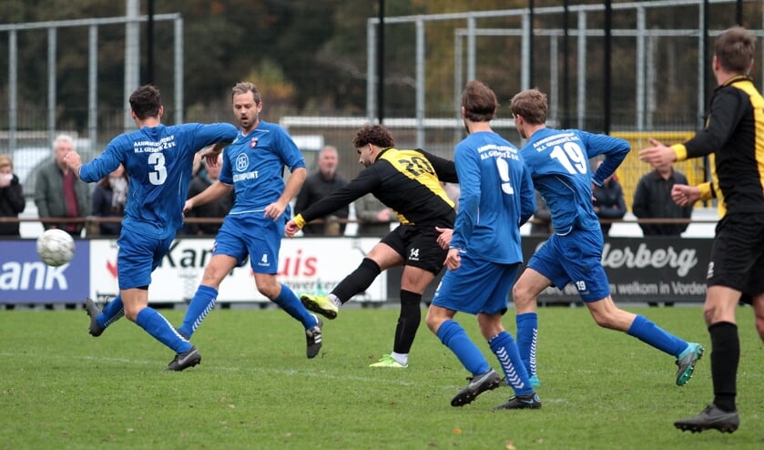 <p>Musa Dagdelen heeft met zijn doelpunt als invaller toch nog het 1e elftal van Vorden een punt bezorgd. Foto: Johan Bolink</p>