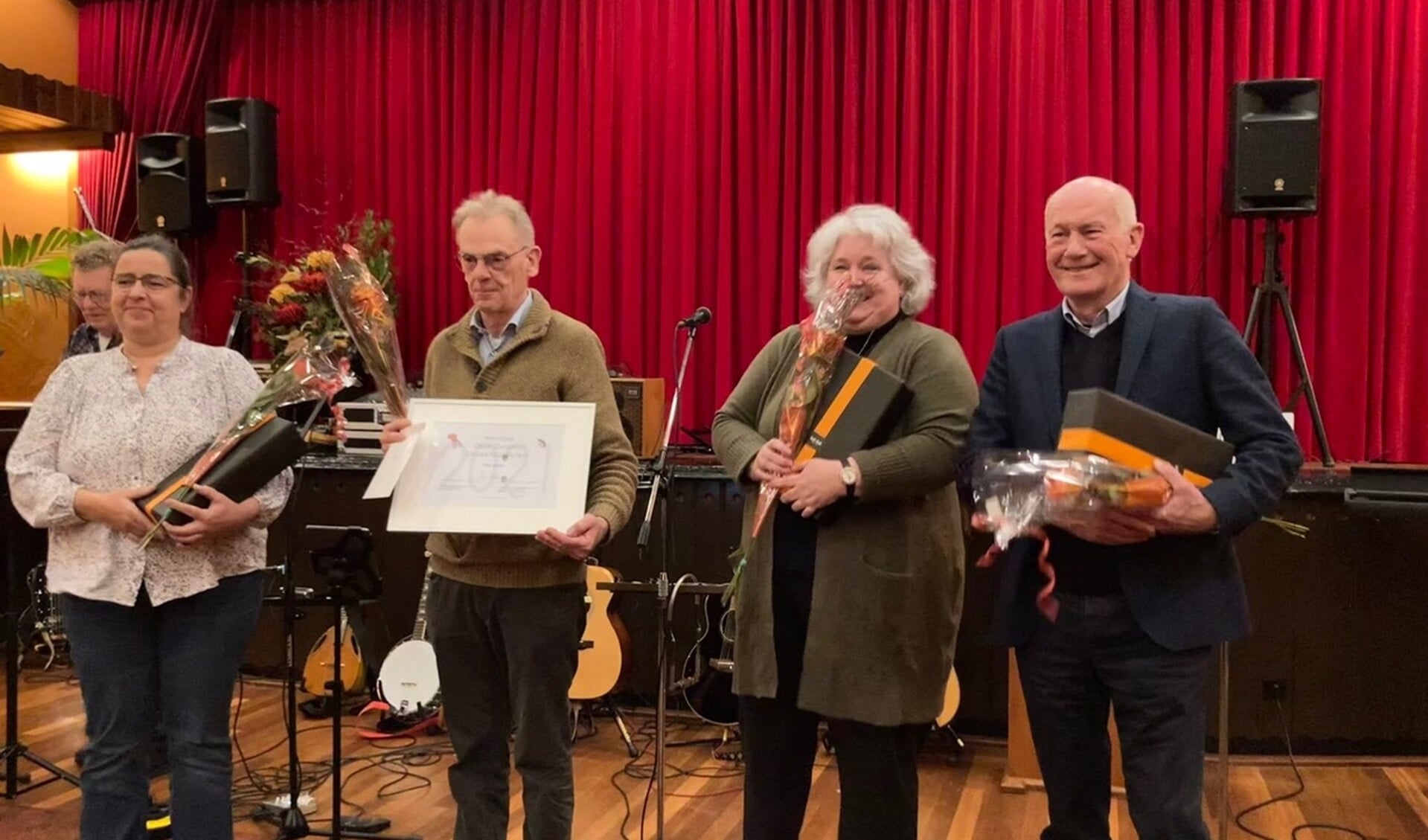  De winnaars van het Streektaaldictee zijn Willy Mentink, Jan Oonk, Mirjam Koning en Gerard Bomers. Foto: Maarten Beernink.