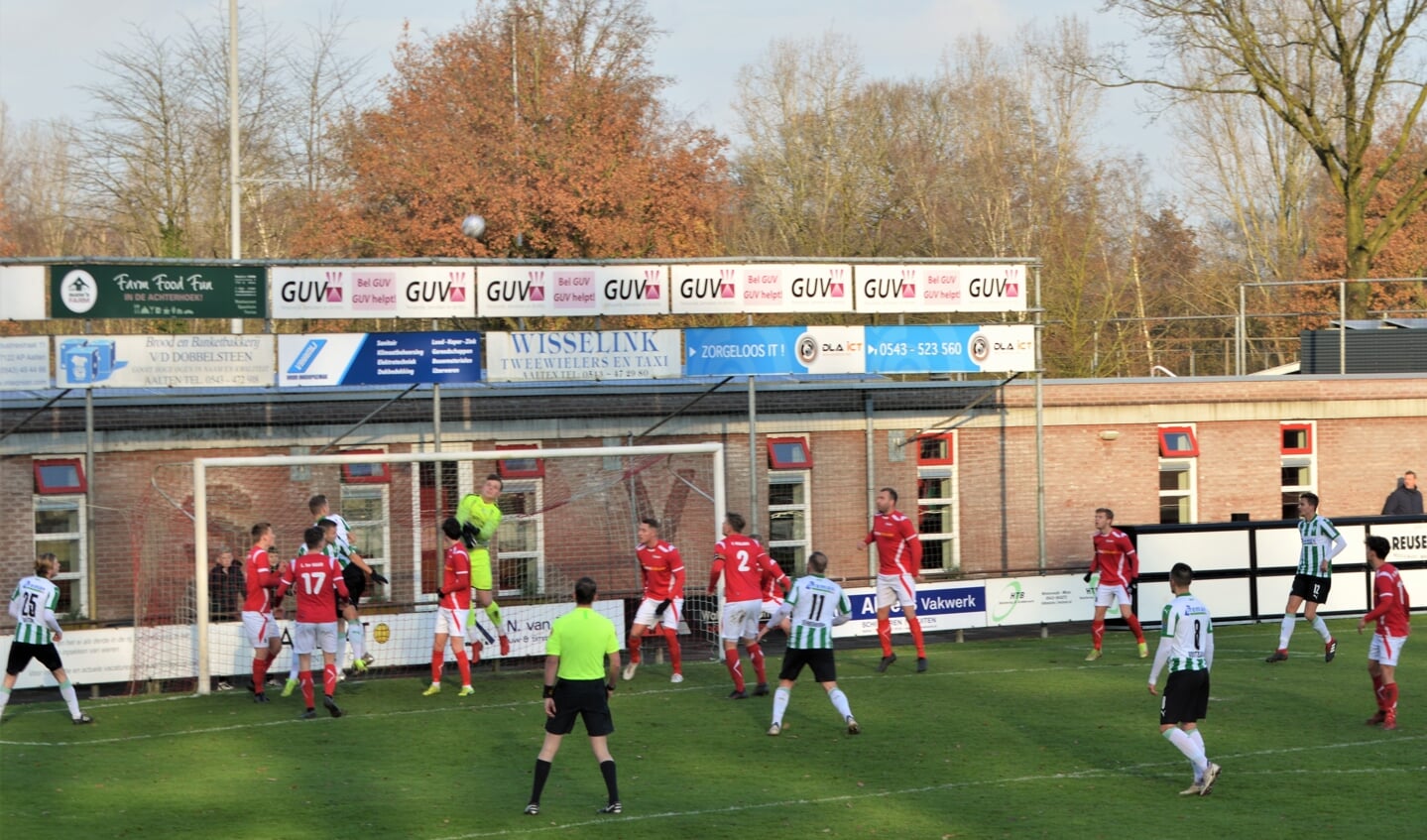 AZSV doelman Jasper te Kolste heer en meester in het strafschopgebied. Foto: Gerrit Nijman