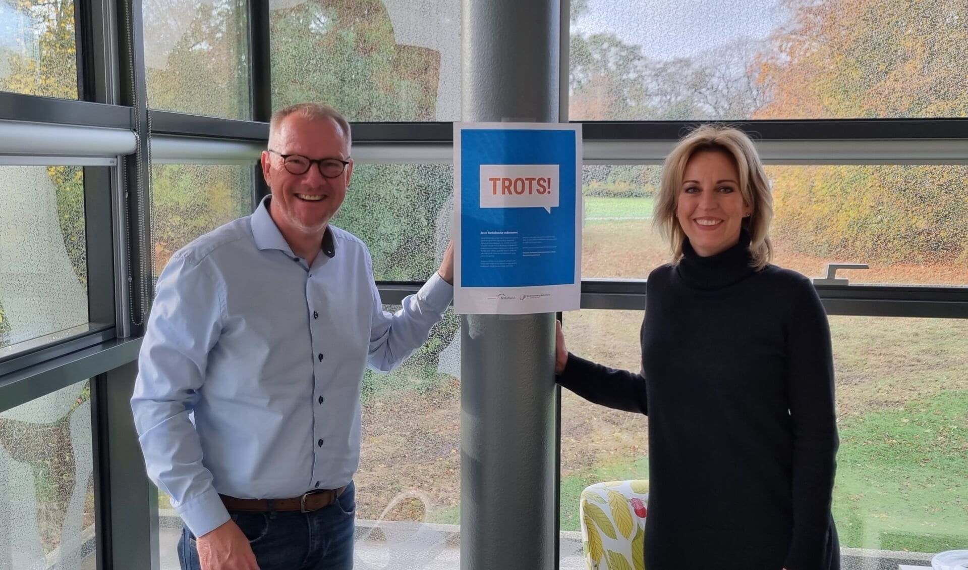 Harm ten Hoopen, Team EZ, en Erna Koeslag, voorzitter Bedrijvenkring Berkelland, zijn ‘trots’ op de Berkellandse ondernemers. Foto: Rob Weeber