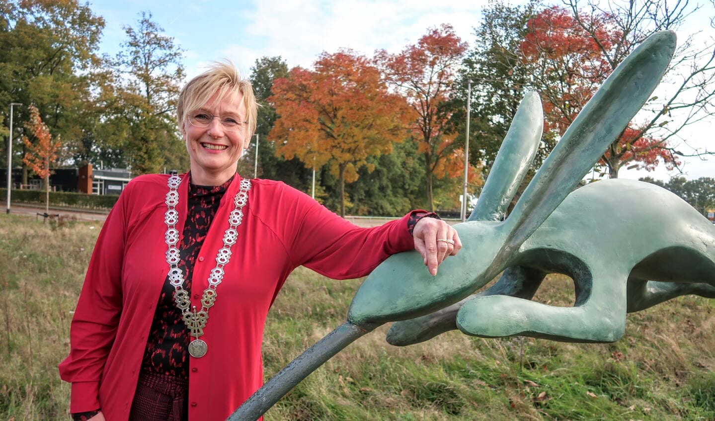 Burgemeester Marianne Besselink bij het kunstwerk van de haas, vorig jaar geplaatst voor het gemeentehuis in Hengelo ter ere van het 15-jarig bestaan van de gemeente Bronckhorst. Foto: Luuk Stam