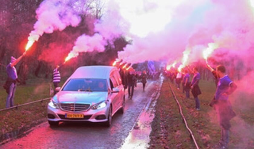 De rouwwagen rijdt door een erehaag van supporters. Foto: Henk den Brok  