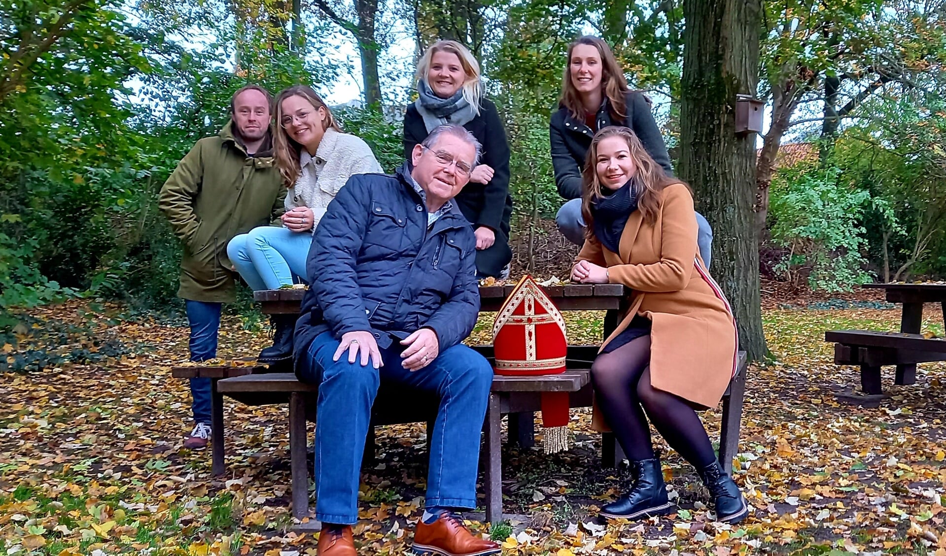 De Sinterklaascommissie met op het bankje zittend Adrie Wittenbernds. Foto: Scouting Groenlo