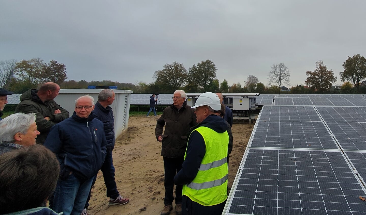 Een groepje belangstellenden krijgt van de heer Gerard Bruijnse  van GreenIPP (met gele hes) uitleg over het zonnepark. Foto: Alice Rouwhorst