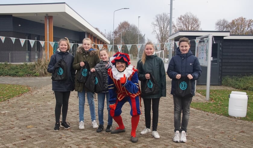 Enkele winnaars met Piet en de tasjes. Foto: Frank Vinkenvleugel