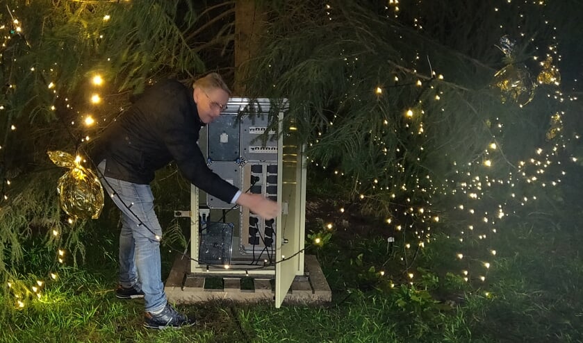 Ben te Grotenhuis van Sterren Stralen ontsteekt de lichtjes. Foto: Rob Stevens