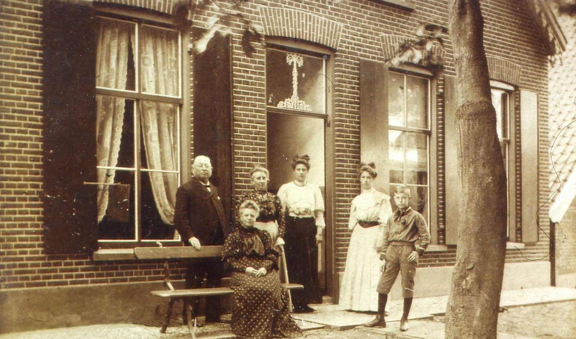 NPB-bestuurslid Bouwmeester met zijn gezin voor hun woning aan de Smidsstraat. Foto: Oud-Zelhem