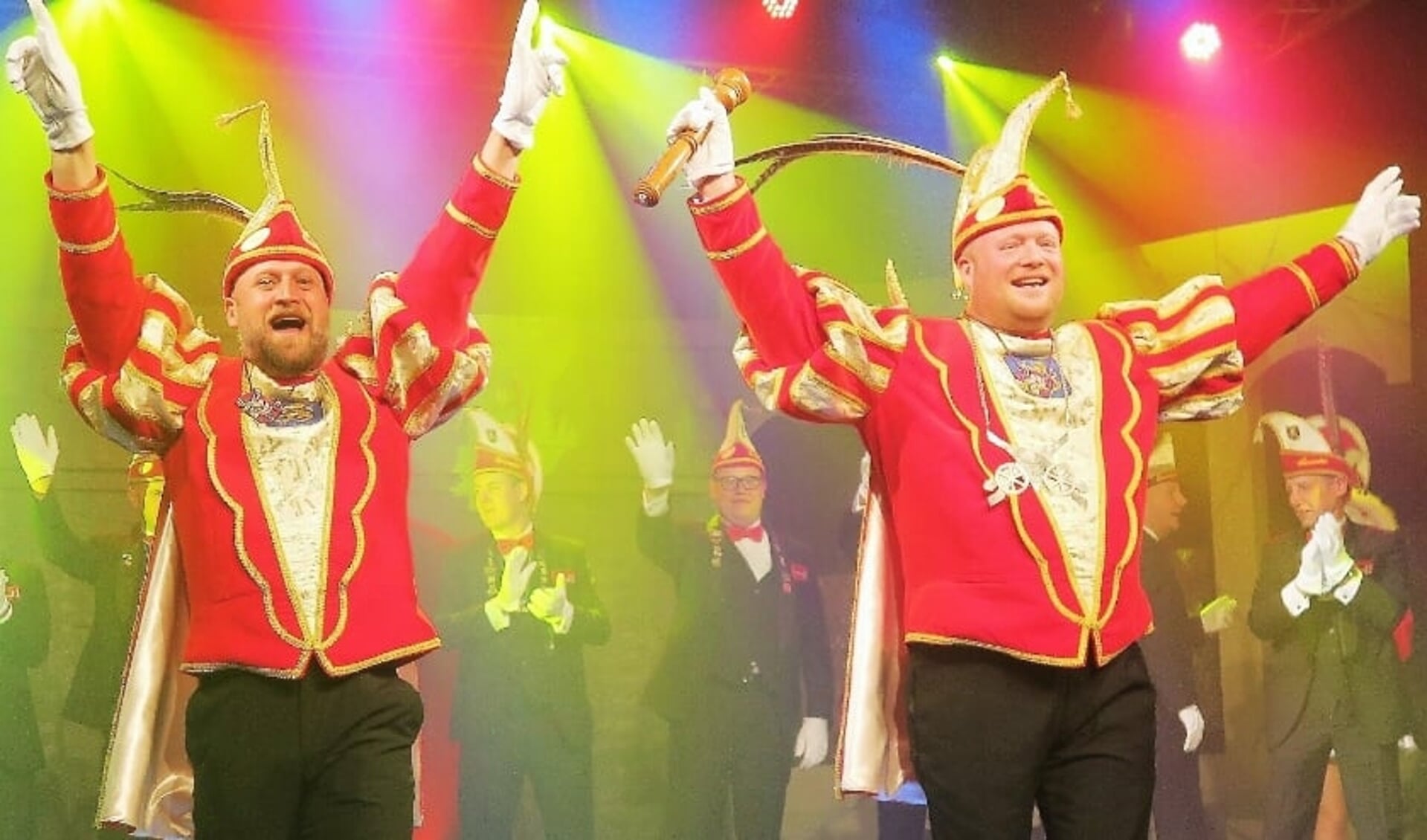 Stadsprins Edwin en Stadsadjudant Robby zijn er klaar voor om de Grolse carnavalisten nog een maand lang aan te voeren. Foto: Theo Huijskes