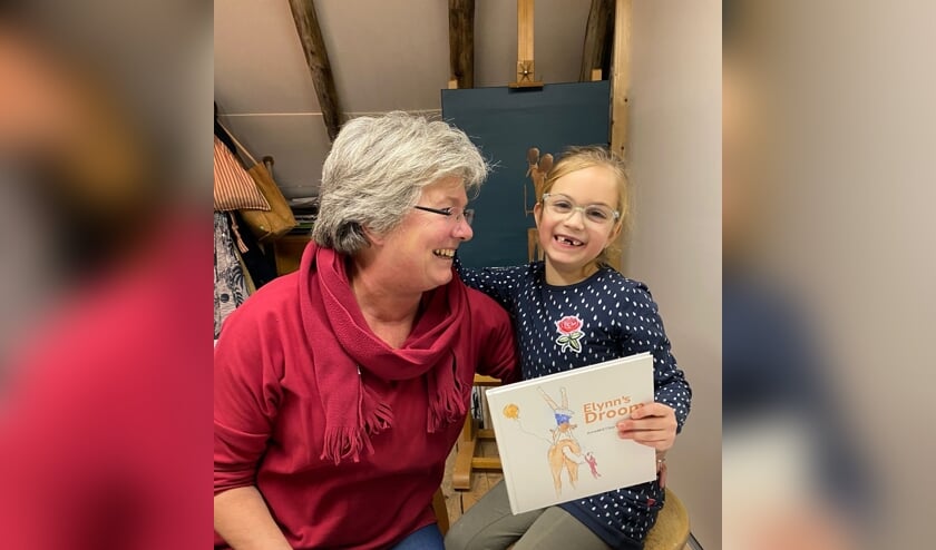 Oma Wiets en kleindochter Elynn tijdens de boekpresentatie. Eigen foto