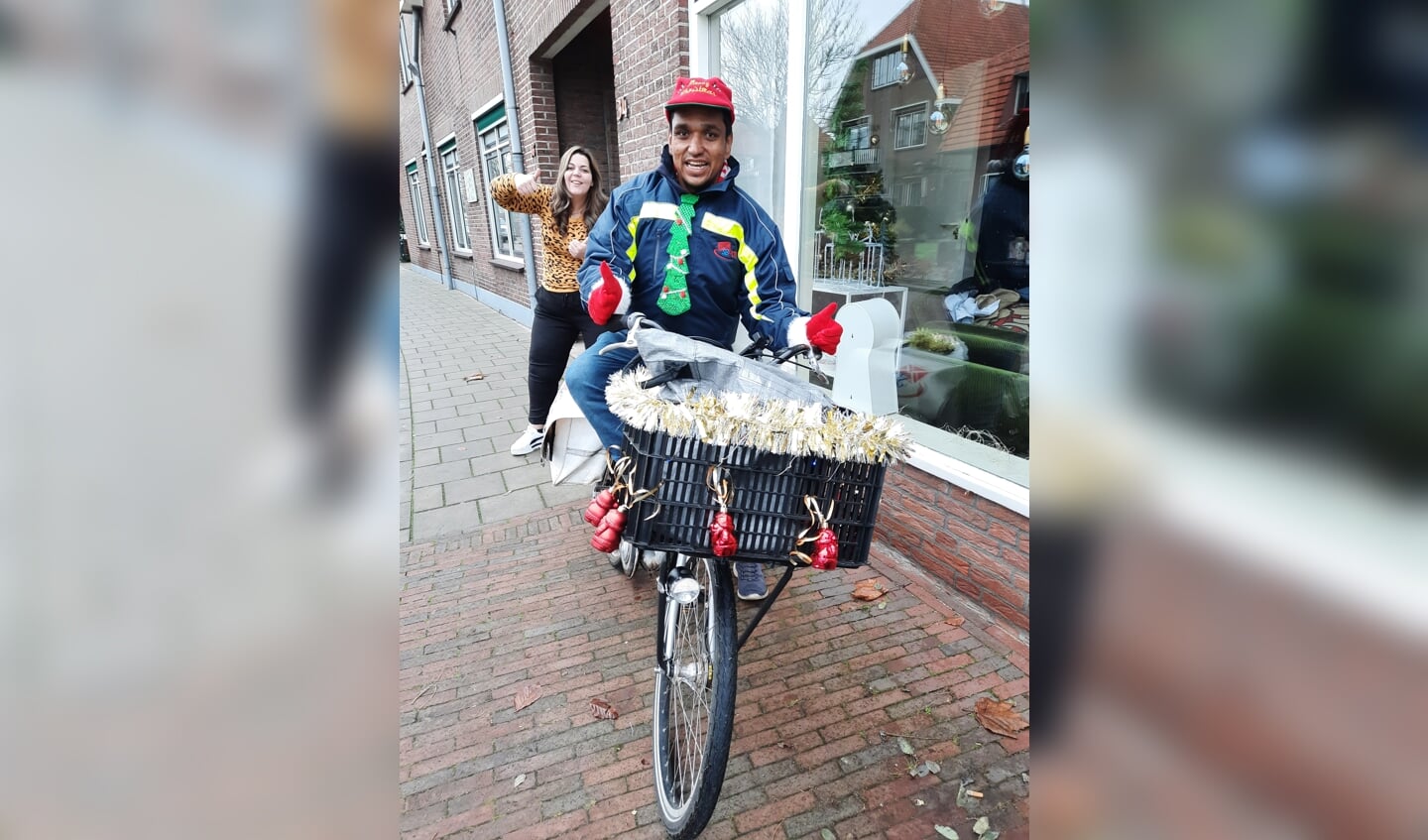 Als vrolijke kerst-postbode gaat Jaime Lebbink op pad. Foto: PR