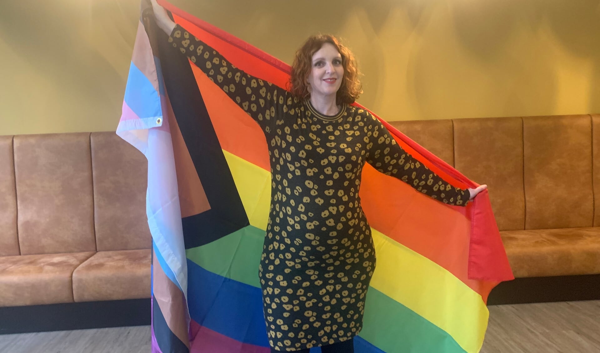 Lijsttrekker PP Esther Diepenbroek met de regenboogvlag. Foto: PR