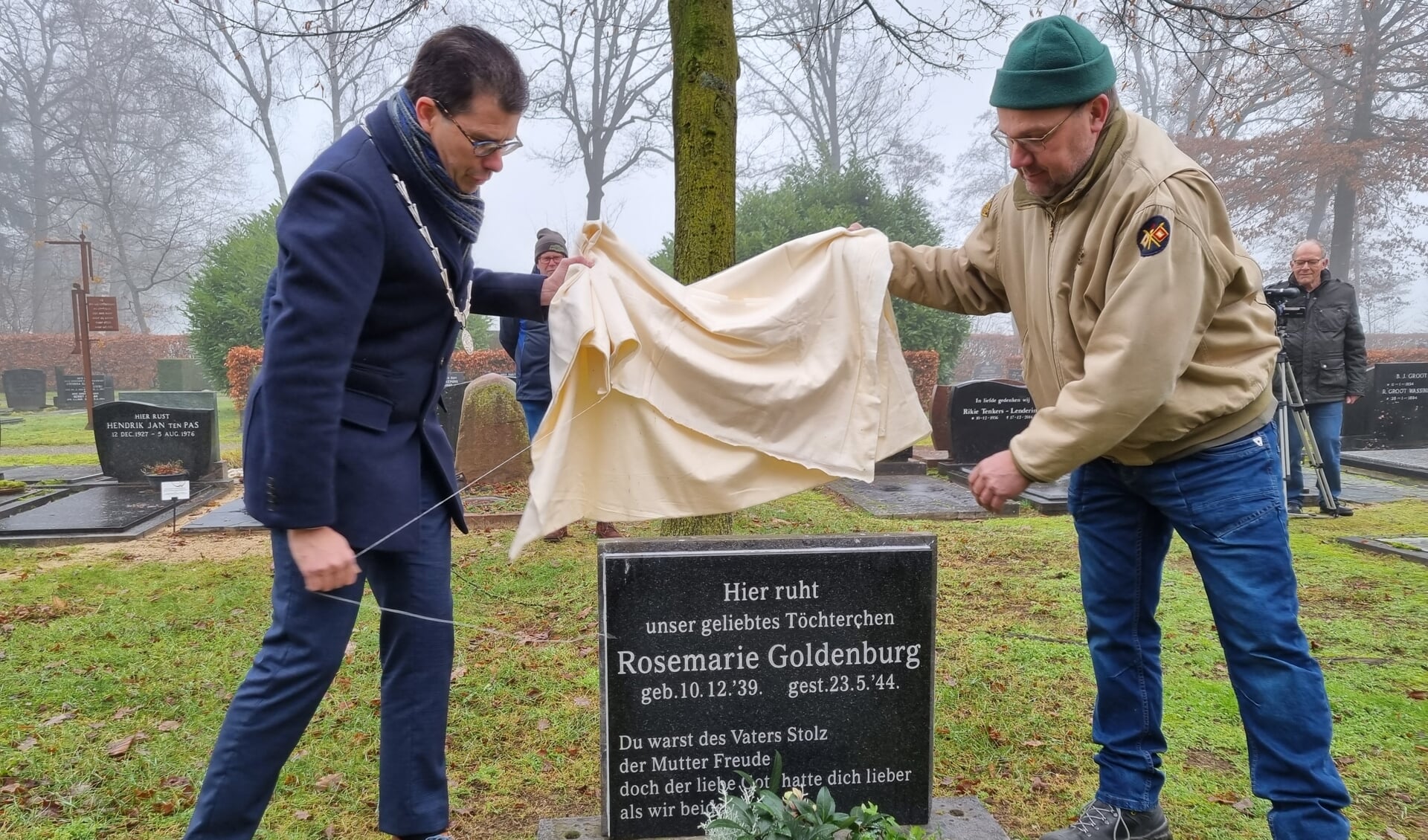 Onthulling van het gerestaureerde graf van Rosemarie Goldenburg door burgemeester Joost van Oostrum (l) en Wilco Kuiperij.  Foto: Rob Weeber