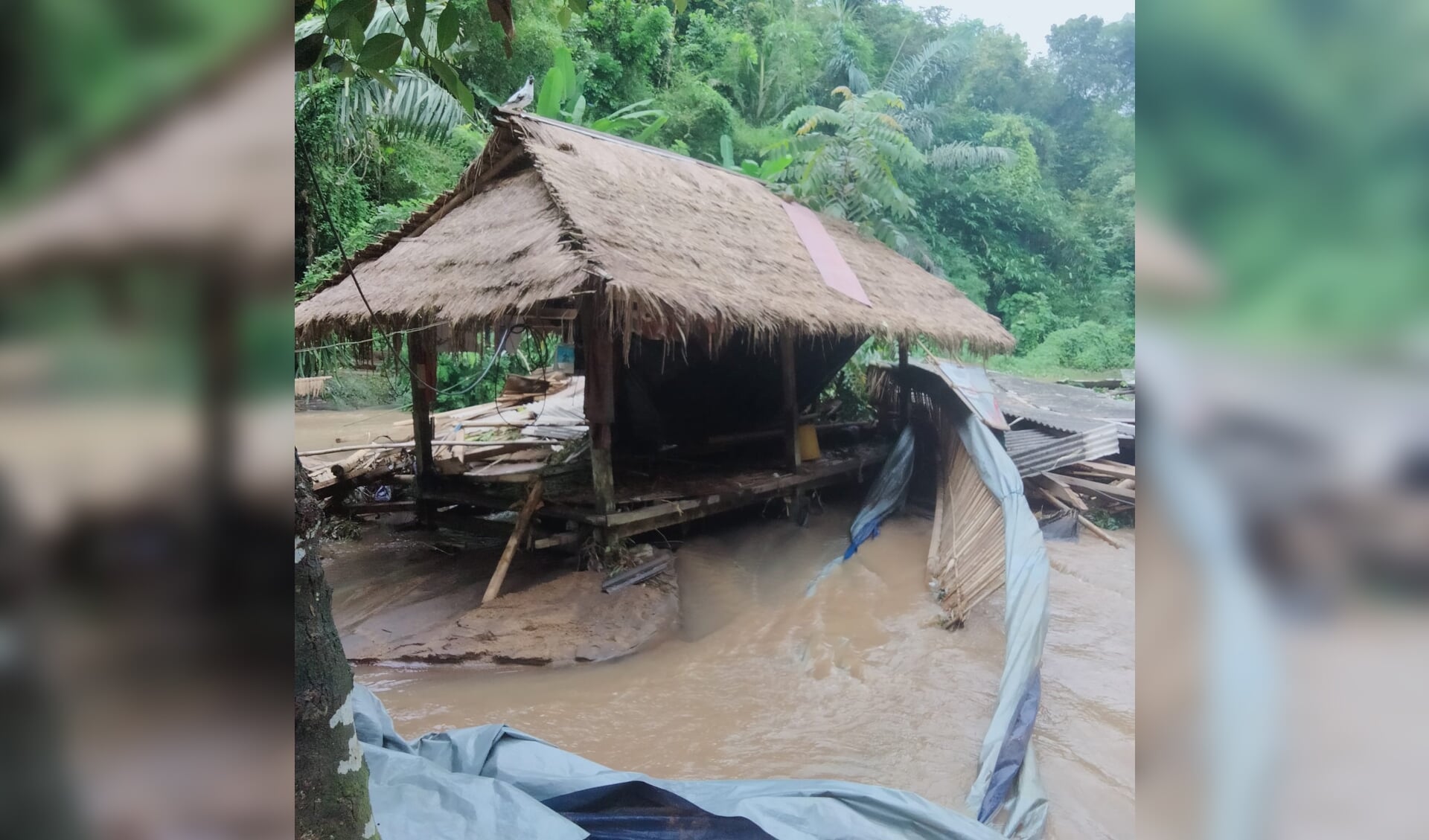 Huizen op Lombok worden vernield en meegesleurd door het kolkende water. Foto: PR