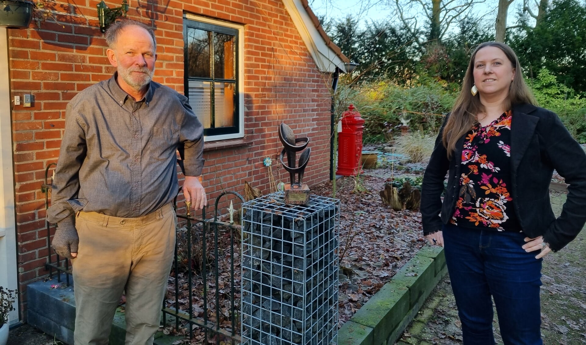 Bert Smeenk en Leonie Holweg met de People-to-People EUREGIO-prijs. Foto: Rob Weeber