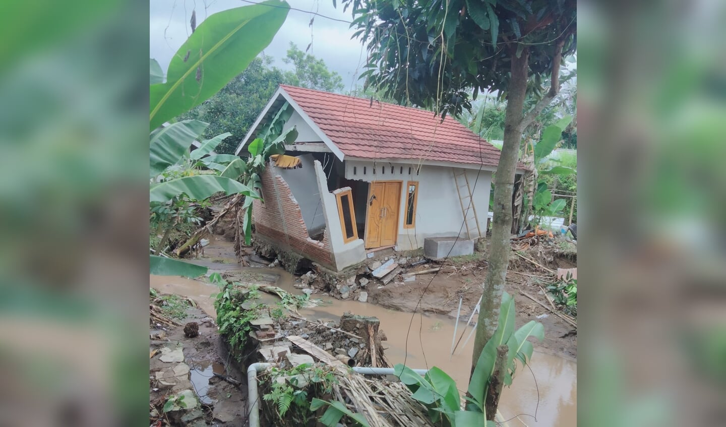 Enorme schade door de zware overstromingen op Lombok. Foto: PR