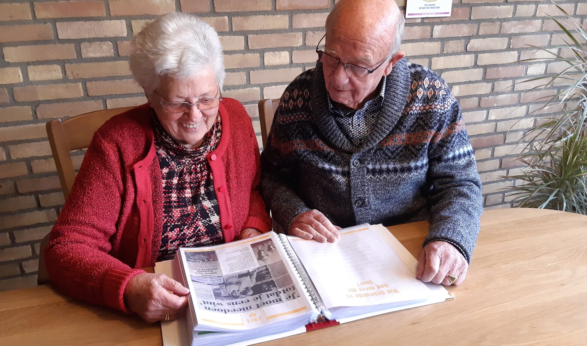 Wim en Grada Wisselink al bladerend door hun jubileumalbums. Foto: PR 