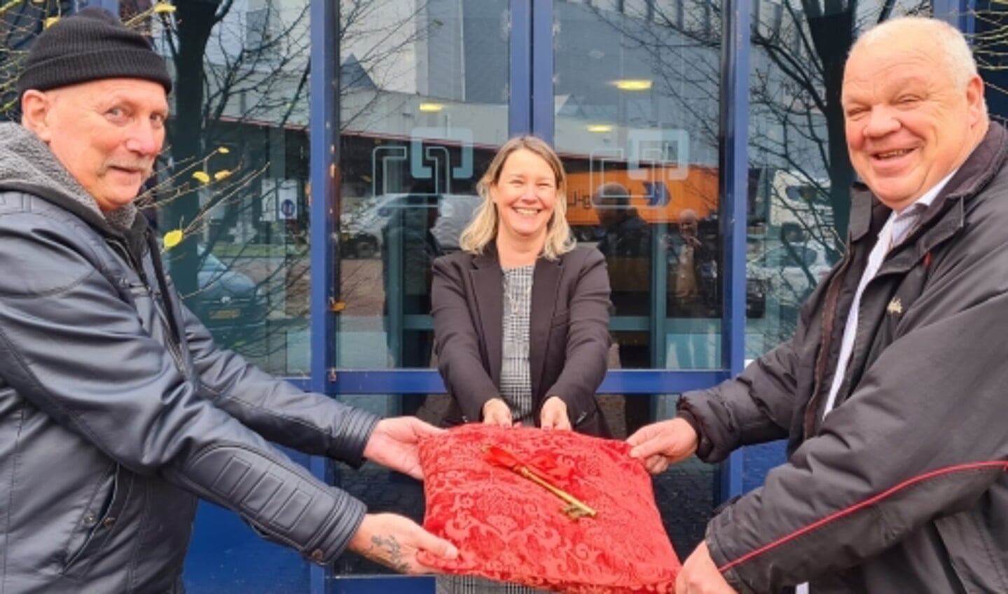 V.l.n.r.: Bob (cliënt IJsselzorg), wethouder Laura Werger en Hans (sw-medewerker). Foto: gemeente Zutphen