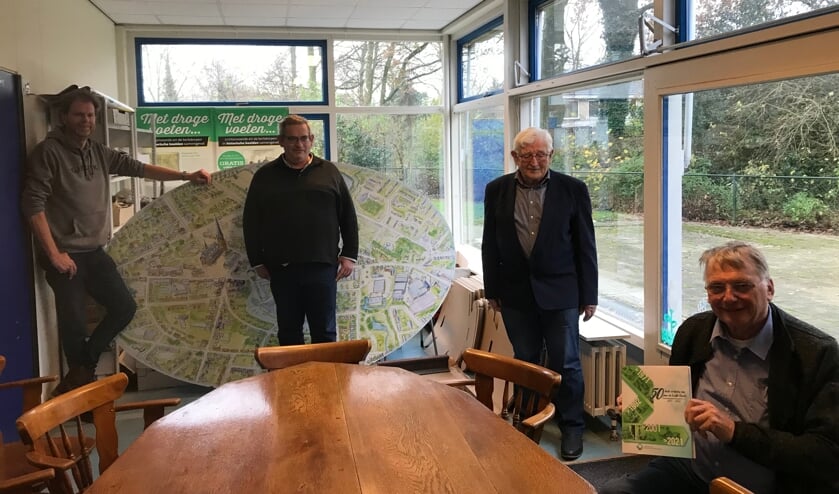 <p>Vlnr: Godfried Nijs, Martin Huinink , Henk Hanselman en Frits van Lochem presenteren hun boek. Foto: Barbara Pavinati</p>