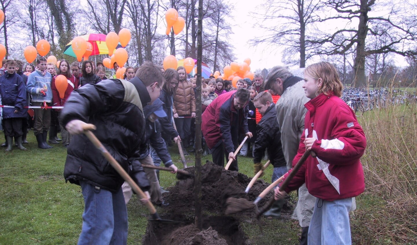 Vijf leerlingen helpen op 7 april 2004 de toenmalige burgemeester Kamerling en wethouder Wichers met het planten van de Amaliaboom, een linde. Foto: Archief weekblad Contact/Dinie Velhorst