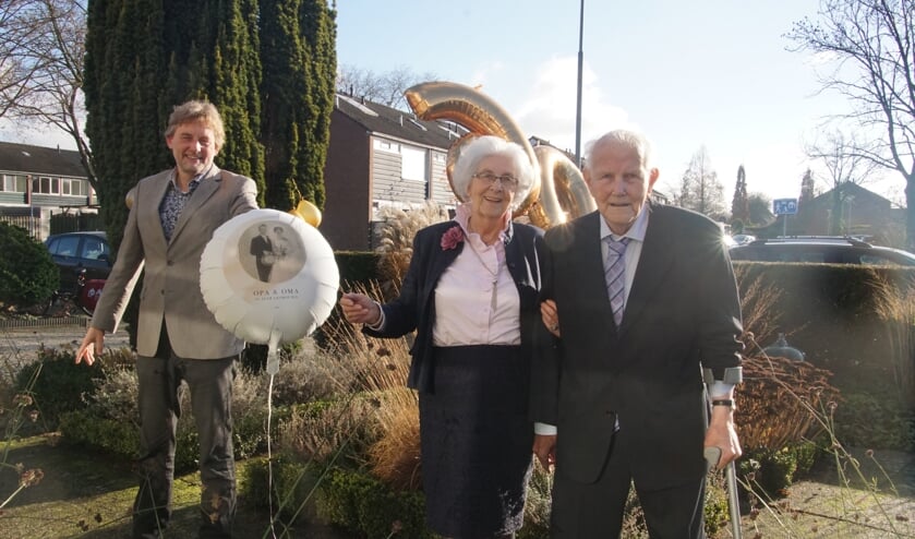 Bruidspaar Wildenbeest-Wissink met burgemeester Stapelkamp (links). Foto: Frank Vinkenvleugel  
