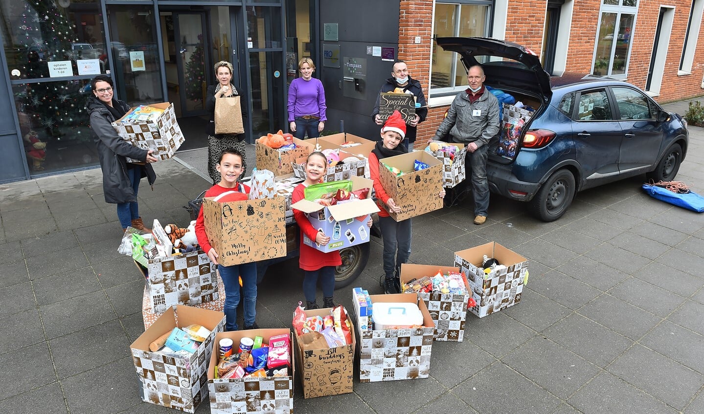 Sil, Wouter en Isabelle (groep 6a), Marloes Eskes , juf Ellen en Anneke Berendsen (namens de ouders en Henk en Philip Vrijwilligers Mini Manna.