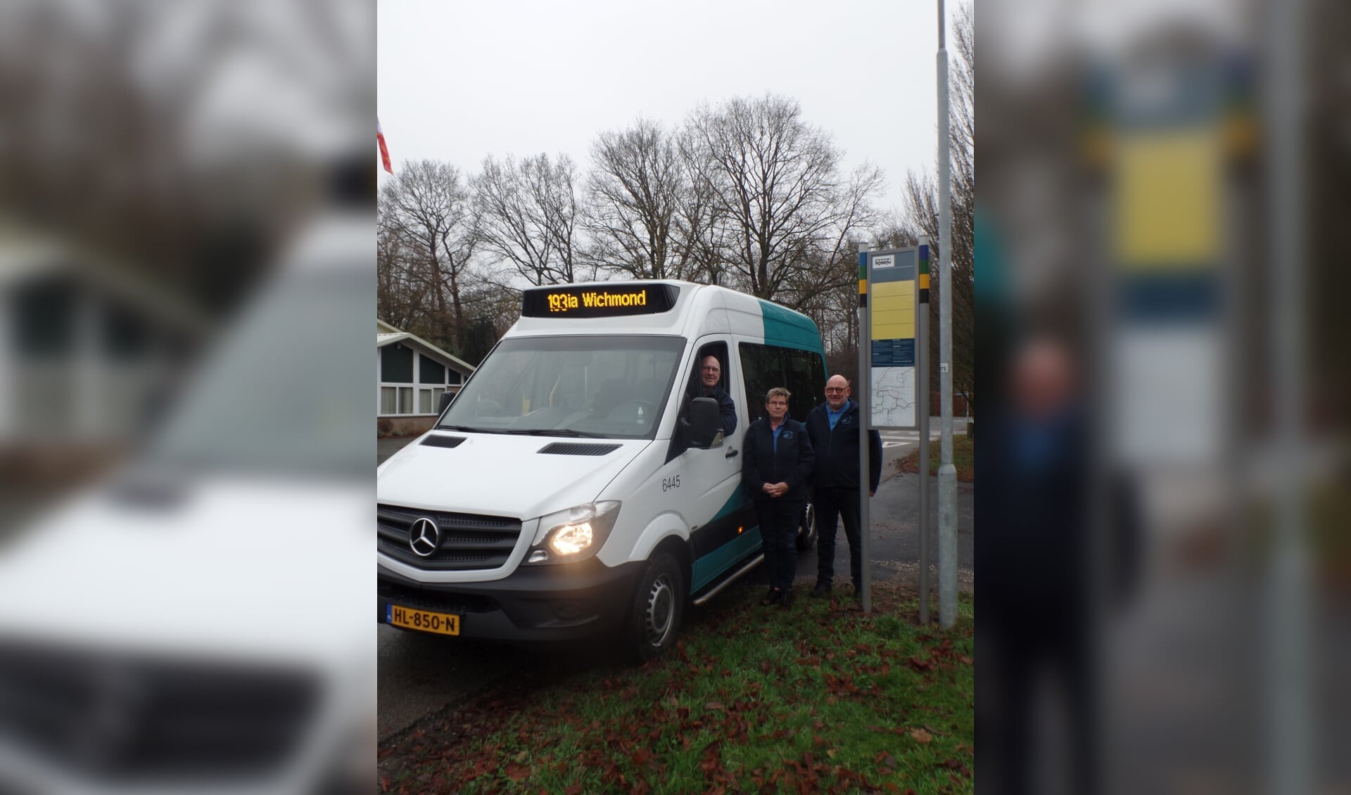 Vrijwillig chauffeur Jan Oosterink en beide bestuursleden Henny Krijt en Theo Hamer (v.l.n.r.) met de buurtbus bij de nieuwe opstaphalte in buurtschap Medler. Foto: Jan Hendriksen 