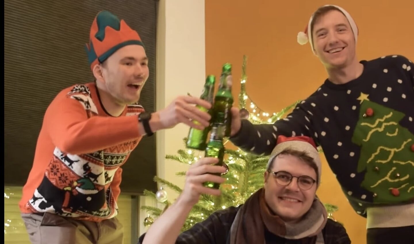 Still uit videoclip 'Kerstfeest, Gerstfeest'  met  vlnr: Kees Roelofsen, Tom Schepers en Jan Willem Kolkman.