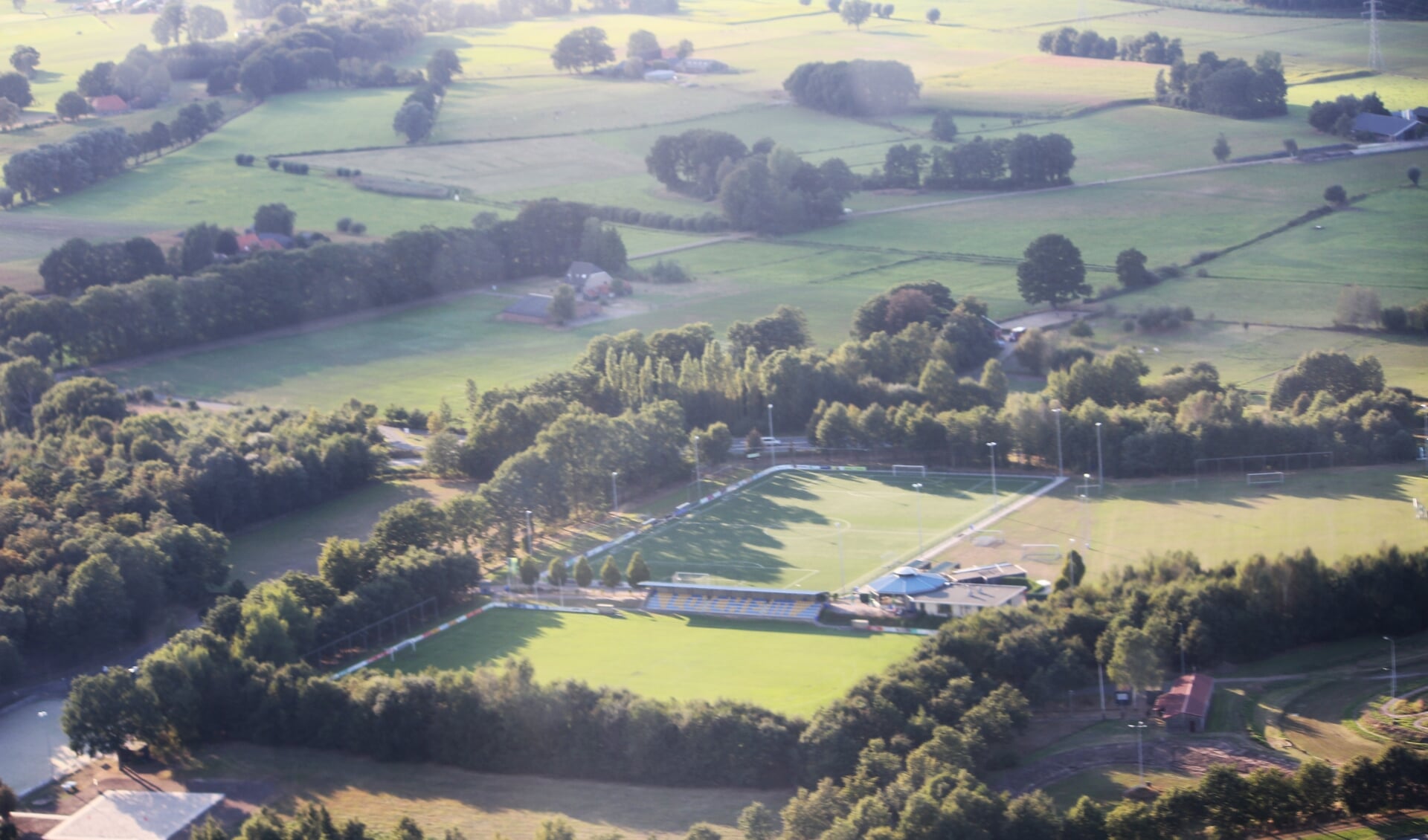 Het sportcomplex van Sportclub Lochem is met ingang van 2022 rookvrij gebied. Luchtfoto: Arjen Dieperink