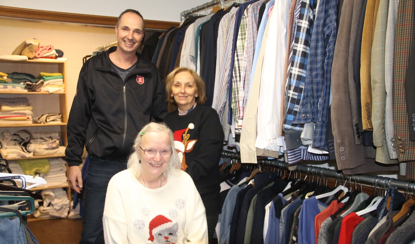 Arnold Vellekoop en vrijwilligers Fatima (r) en Yvonne in de kledingwinkel. Foto Lineke Voltman.