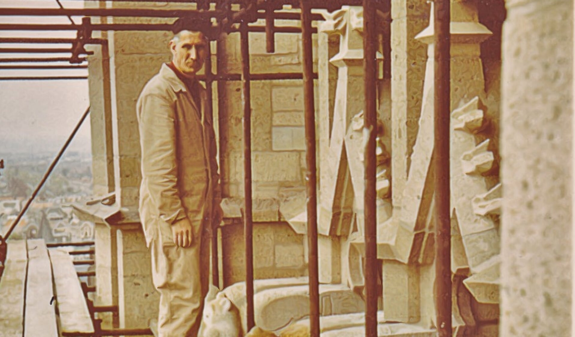 Henk Vreeling bij zijn beelden hoog boven Arnhem in de kerktoren. Foto uit de publicatie 'Een kerk als tijdsbeeld' 