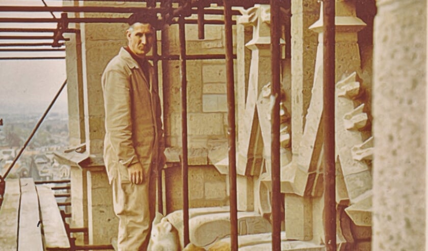 <p>Henk Vreeling bij zijn beelden hoog boven Arnhem in de kerktoren. Foto uit de publicatie 'Een kerk als tijdsbeeld'&nbsp;</p>  