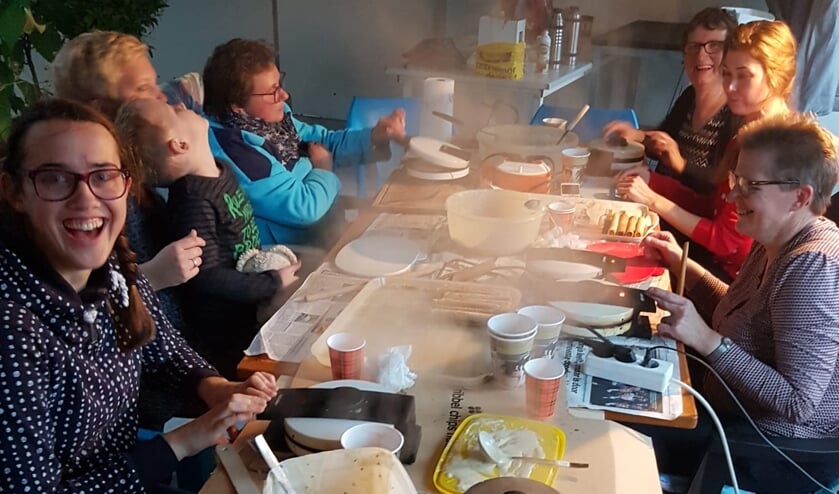 <p>Met plezier worden de kniepertjes gebakken. Foto: PR</p>