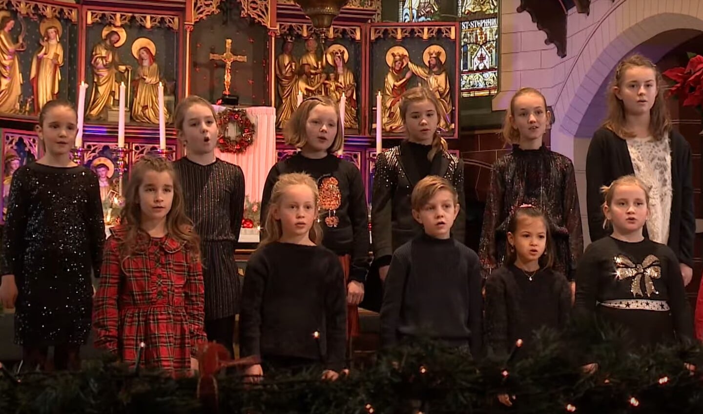 De Jonge Nachtegalen tijdens het kerstconcert 2020 in de Walburgiskerk in Netterden. Foto: Ulftse Nachtegalen.
