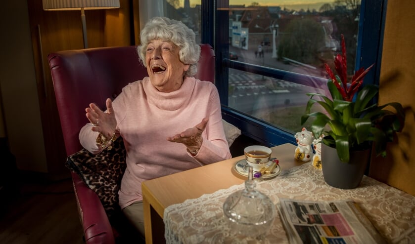De oudere dame is blij met het bezoek. Foto: PR  