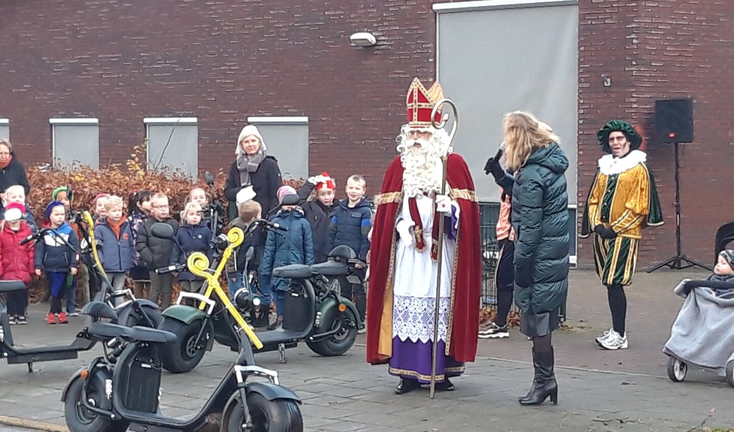 Sint wordt hartelijk ontvangen bij basisschool De Bosmark. Foto: Frank Vinkenvleugel