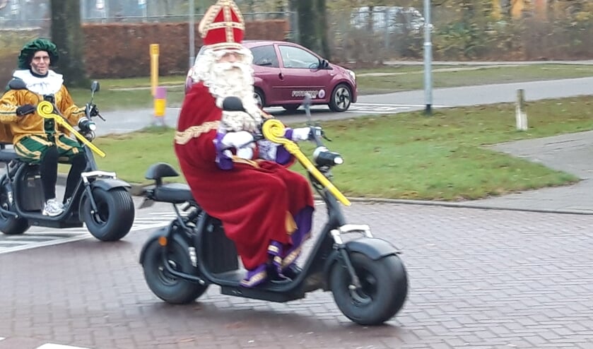 Sinterklaas arriveert per elektrische scooter. Foto: Frank Vinkenvleugel  