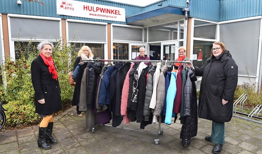 Vlnr: Anita Gerritsen, Sylvia van Londen, Gerrie Jolink en Reino Weelink van de Rooie Vrouwen Oude IJsselstreek bieden de winterjassen aan Margreeth Flokstra van Mini Manna.