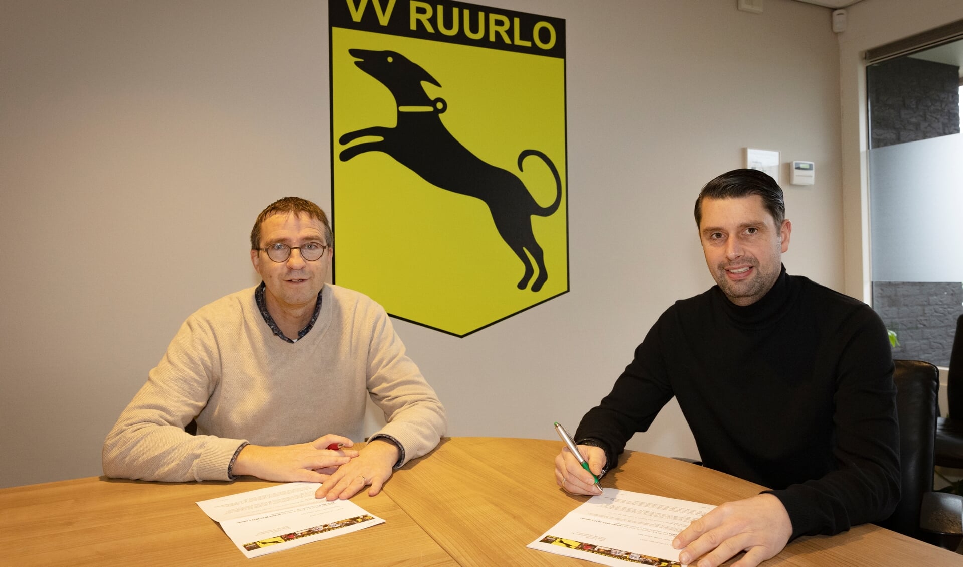 Trainer Jan Lorsé (r) ondertekent het contract onder toeziend oog van voorzitter Frank Floris van de Technische Commissie van VV Ruurlo. Foto: PT. 