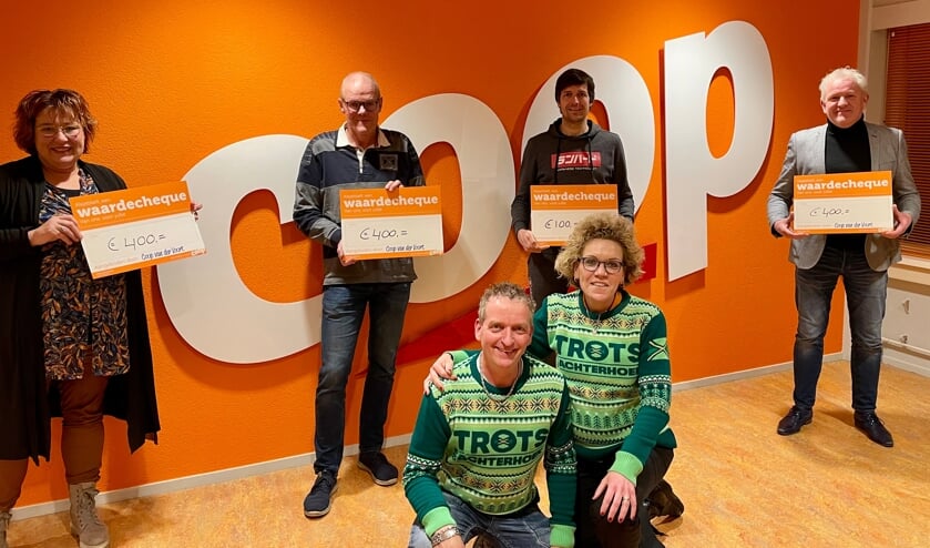 <p>V.l.n.r. de vertegenwoordigers van de lokale verenigingen Sonja Honders, Ruud Benjamins, David Klein en Hans Wullink met de uitgereikte cheques. Op de voorgrond John en Monique van der Voort van de Coop Vorden . Foto: Wilbert Menkveld</p>
